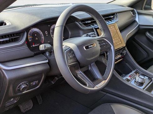 New 2025 Jeep Grand Cherokee Altitude image 3