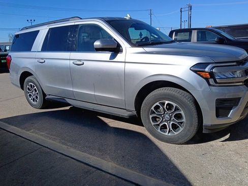 Used 2024 Ford Expedition Max XLT image 3