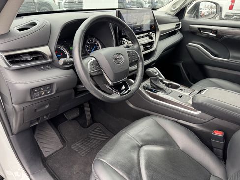 Used 2021 Toyota Highlander Limited image 29