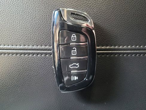 Used 2018 Chevrolet Equinox Premier image 32