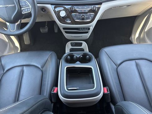Used 2024 Chrysler Pacifica Touring-L AWD/4WD image 18