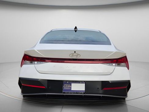 Used 2024 Hyundai Elantra Limited FWD image 5