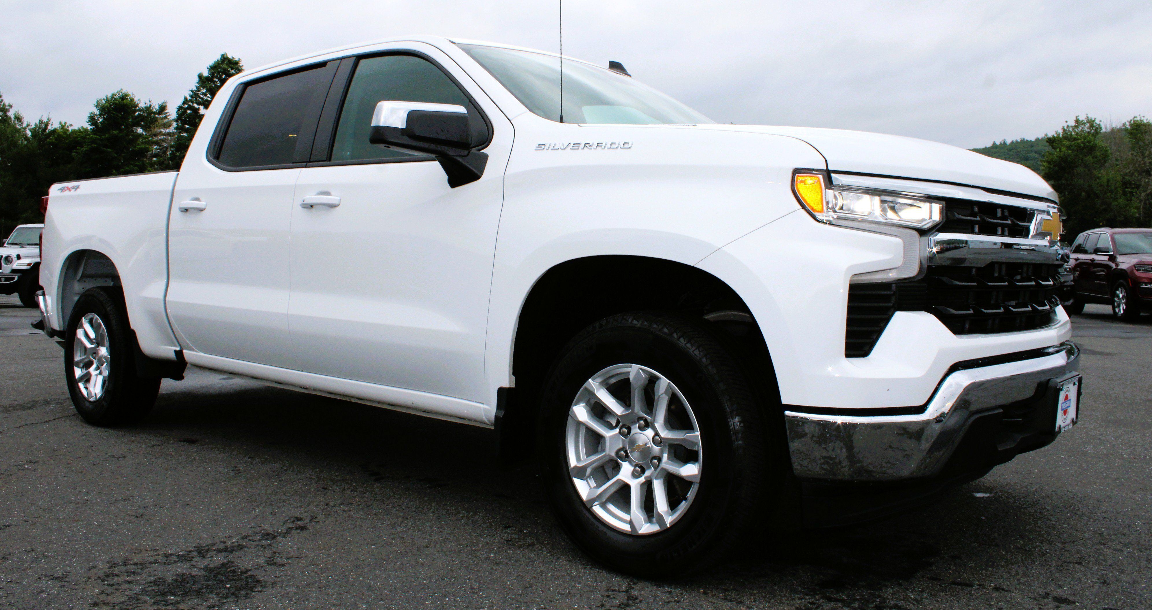 Used 2025 Chevrolet Silverado 1500 LT AWD/4WD image 5