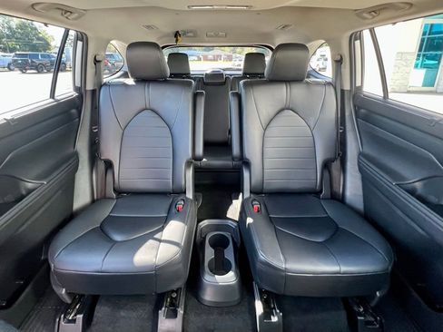Used 2024 Toyota Highlander XLE image 36