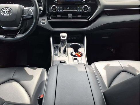 Used 2021 Toyota Highlander XLE FWD image 11
