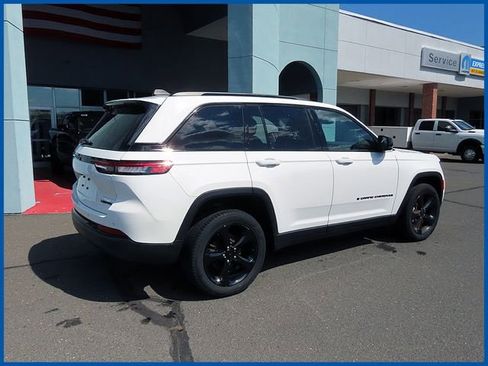 Used 2023 Jeep Grand Cherokee Limited w/ Black Appearance Package AWD/4WD image 7