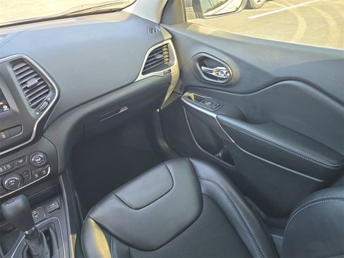 Used 2021 Jeep Cherokee Latitude Plus image 12