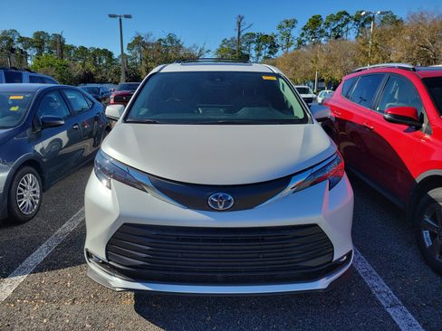 Used 2025 Toyota Sienna XLE image 2