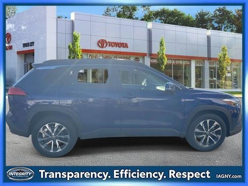 Used 2023 Toyota Corolla Cross XLE image 5