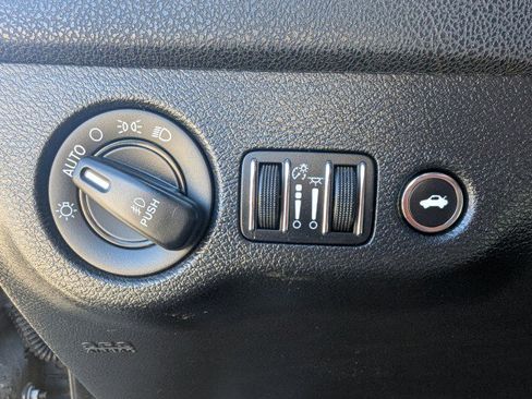 Used 2017 Dodge Charger SXT RWD image 18