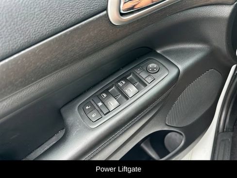 Used 2017 Jeep Grand Cherokee Altitude RWD image 28
