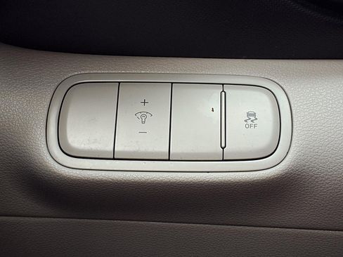 Used 2025 Hyundai Venue SEL FWD image 17