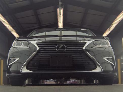 Used 2017 Lexus ES 350 w/ Luxury Package FWD image 3