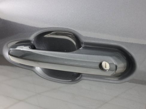 Used 2023 Toyota Highlander LE image 19