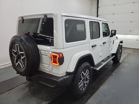 Used 2024 Jeep Wrangler Unlimited Sahara w/ Technology Group AWD/4WD image 3