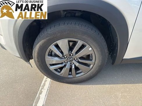 Used 2025 Nissan Pathfinder SV FWD image 7