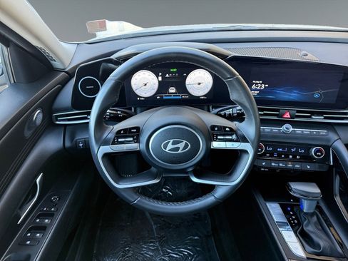 Used 2025 Hyundai Elantra SEL FWD image 17