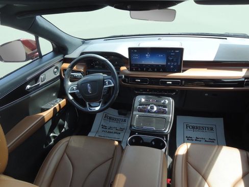 Used 2023 Lincoln Nautilus Reserve w/ Equipment Group 201A image 10