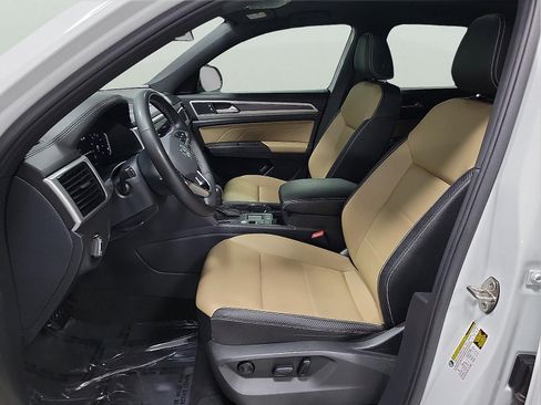 Used 2023 Volkswagen Atlas Cross Sport SE w/ Panoramic Sunroof Package FWD image 11