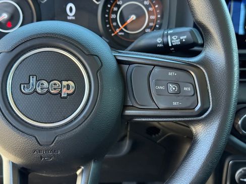 Used 2025 Jeep Gladiator Sport AWD/4WD image 18