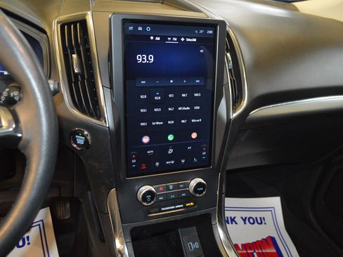 Used 2024 Ford Edge Titanium image 19