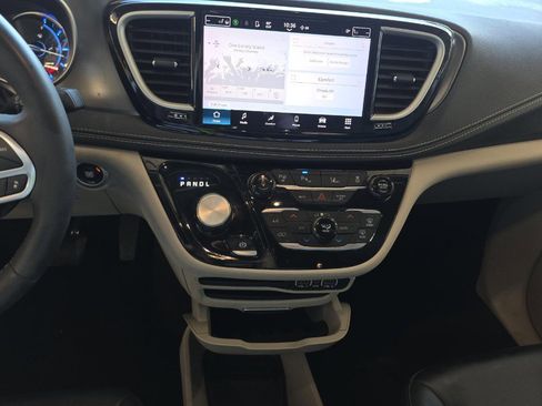 Used 2023 Chrysler Pacifica Touring-L image 9