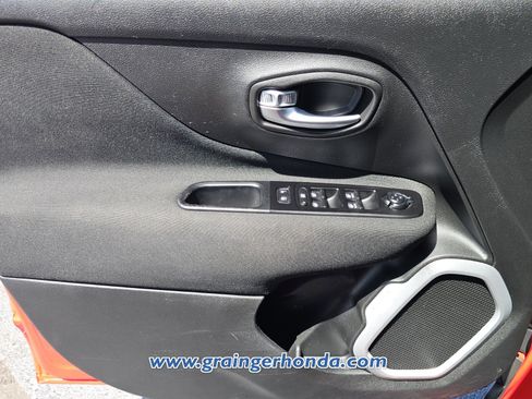 Used 2021 Jeep Renegade Latitude FWD image 23