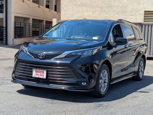 Used 2026 Toyota Sienna XLE FWD image 12