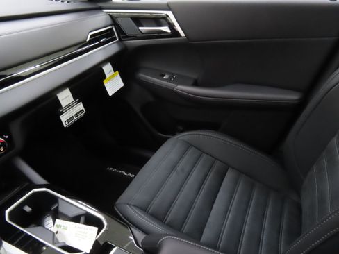 New 2025 Mitsubishi Outlander SE image 19