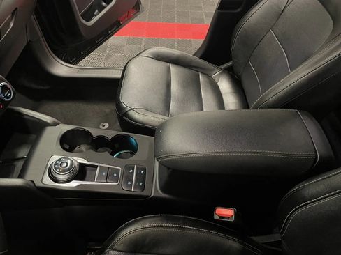 Used 2020 Ford Escape Titanium image 33