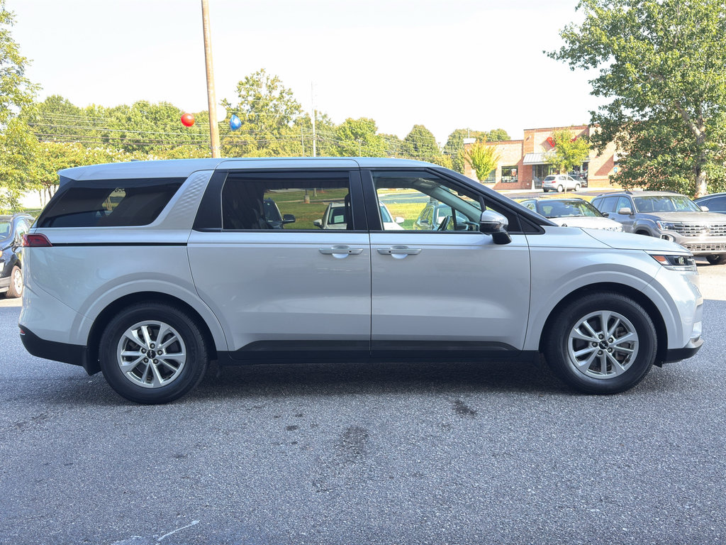 Used 2023 Kia Carnival LX FWD image 4