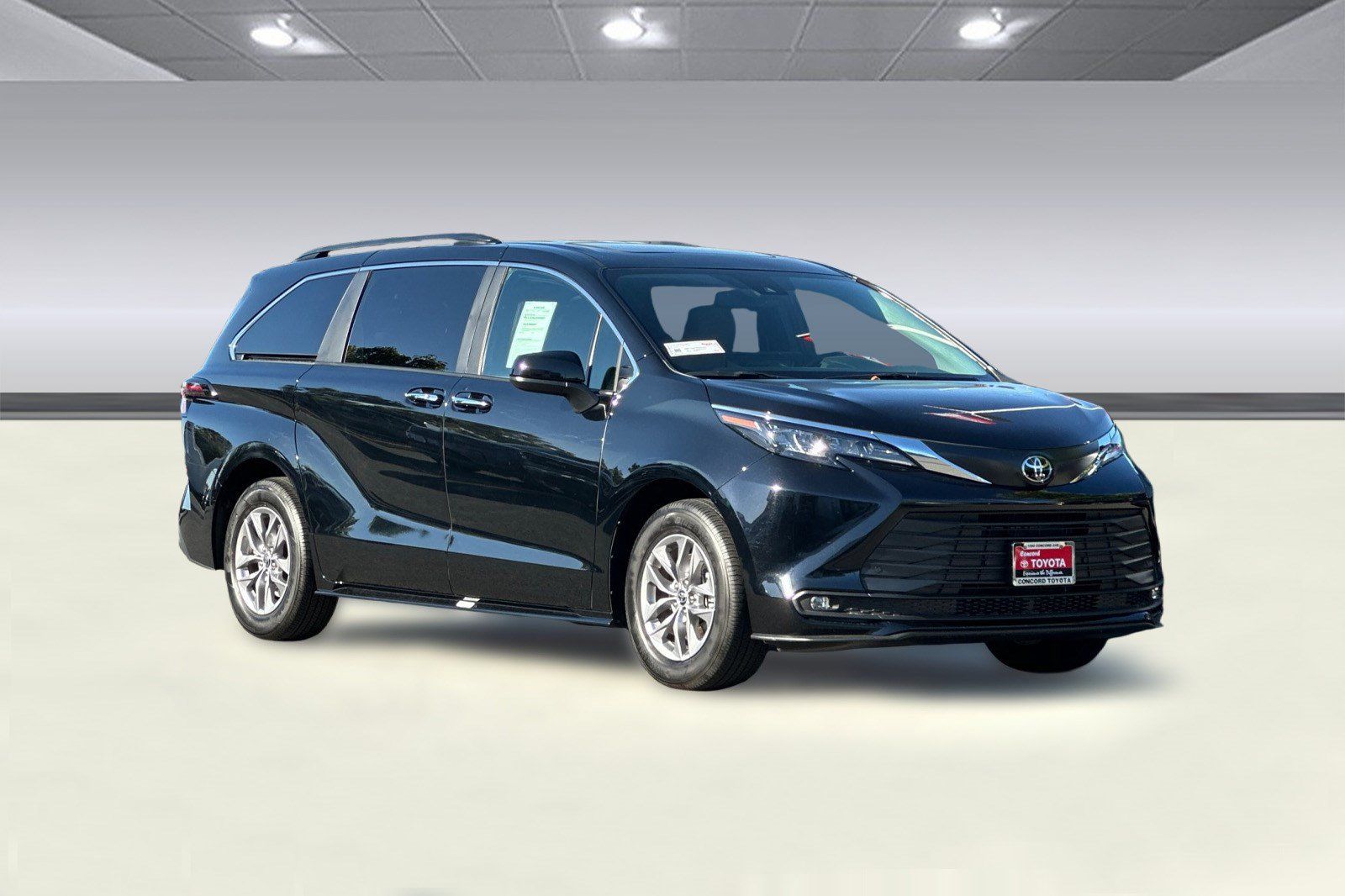 Used 2026 Toyota Sienna XLE FWD image 7