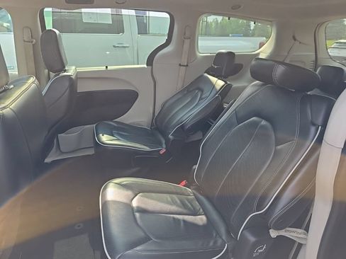Used 2023 Chrysler Pacifica Limited FWD image 9