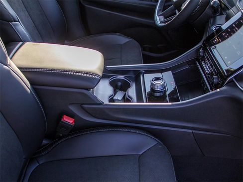 Used 2025 Jeep Grand Cherokee L Altitude image 18