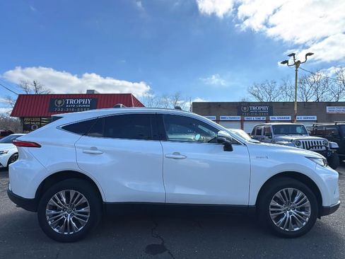 Used 2021 Toyota Venza XLE w/ Softex Package image 4