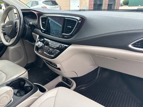 Used 2020 Chrysler Pacifica Limited FWD image 8