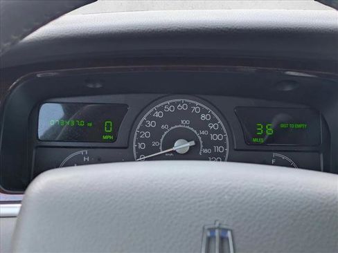 Used 2005 Lincoln Town Car Signature RWD image 11