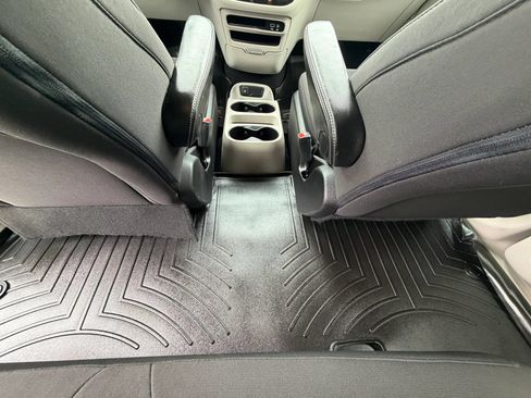 Used 2020 Chrysler Voyager L FWD image 33