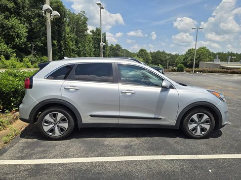 Used 2017 Kia Niro EX FWD image 4