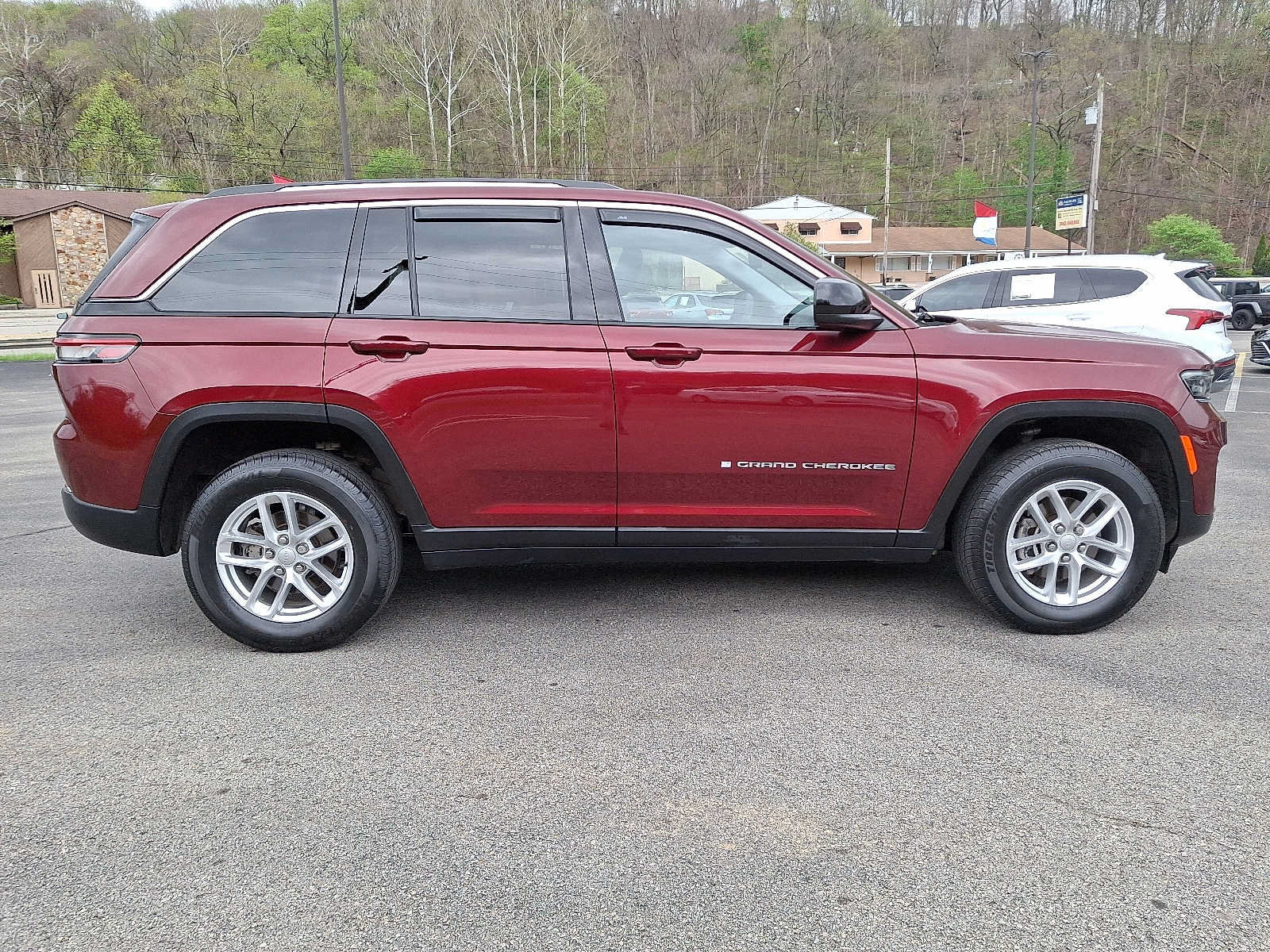 Used 2023 Jeep Grand Cherokee Laredo w/ Luxury Tech Group I AWD/4WD image 7