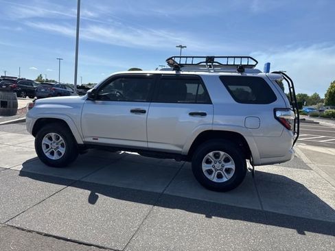 Used 2016 Toyota 4Runner SR5 AWD/4WD image 10