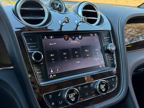 Used 2018 Bentley Bentayga image 20