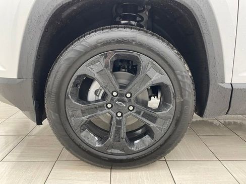 New 2026 Chevrolet Equinox LT w/ Convenience Package II AWD/4WD image 8