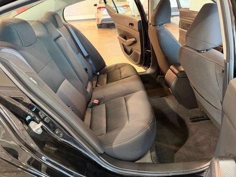 Used 2025 Nissan Altima 2.5 SV FWD image 31