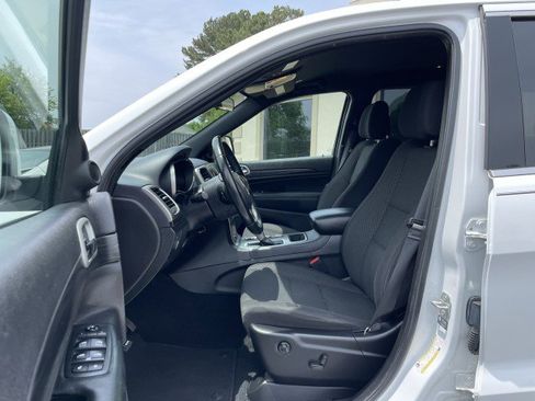 Used 2021 Jeep Grand Cherokee Laredo image 12