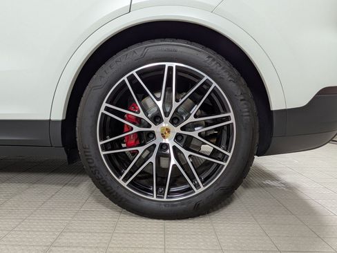 Used 2024 Porsche Cayenne S AWD/4WD image 27