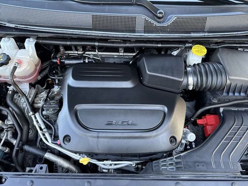 Used 2023 Chrysler Pacifica Touring-L FWD image 17