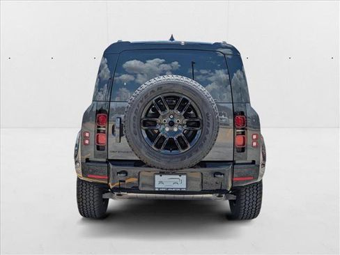 New 2025 Land Rover Defender 90 X-Dynamic SE image 8