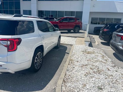 Used 2021 GMC Acadia Denali w/ Denali Technology Package FWD image 4