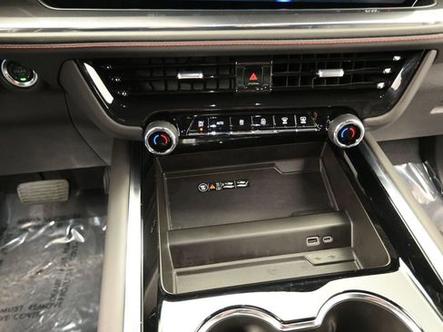 Used 2025 Chevrolet Suburban RST image 10